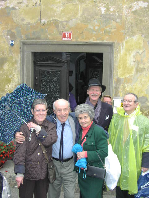 Outside the Monga, Silvana Malle, Andrzej & Nancy Brzeski, Bob Reilly and Jan Winiecki.JPG